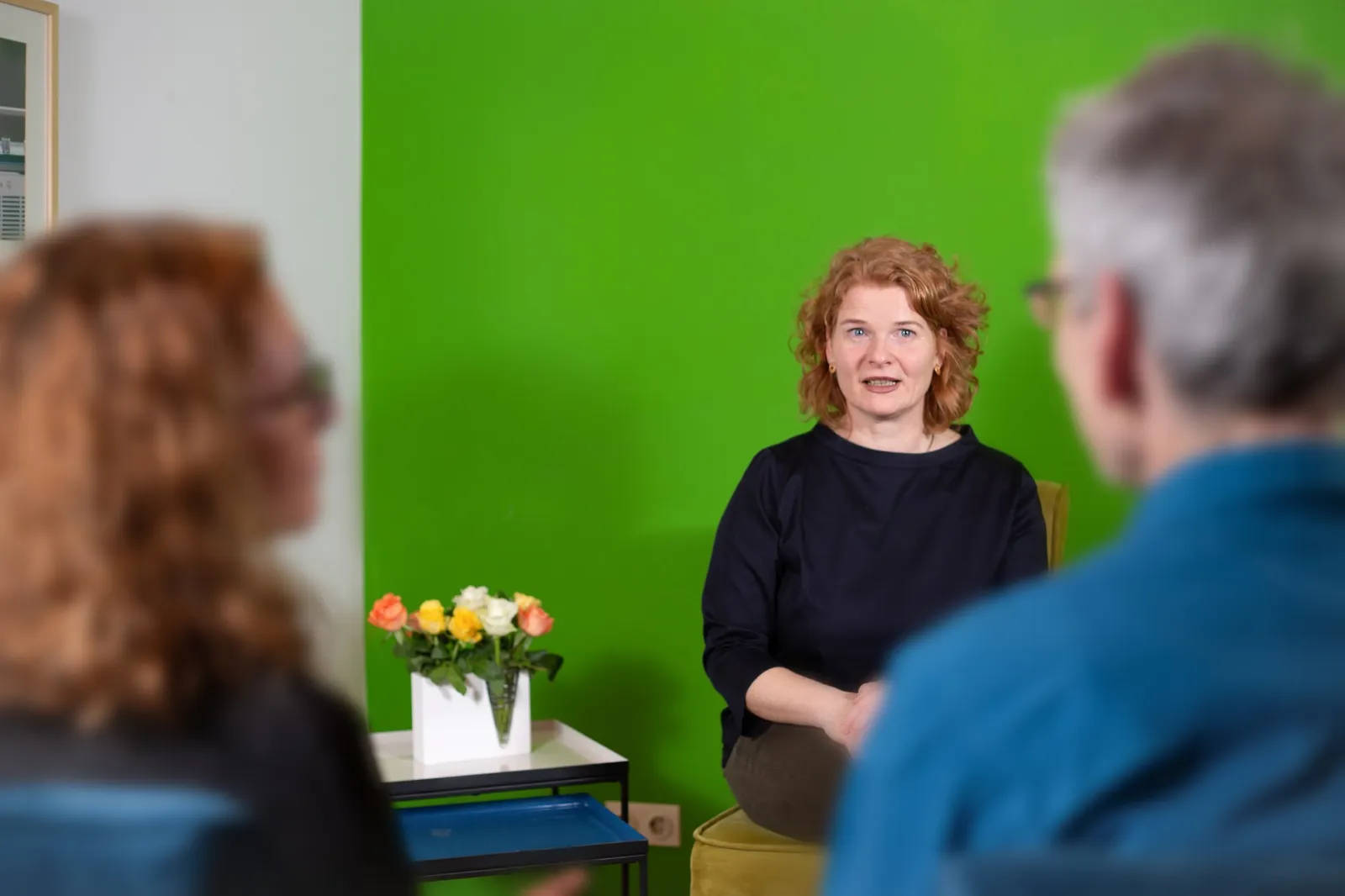 Cordula Damm im Beratungsgespräch mit zwei Personen
